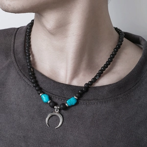 Collar bohemio para hombre con cuentas de lava negra, turquesa y colgante de luna plateada