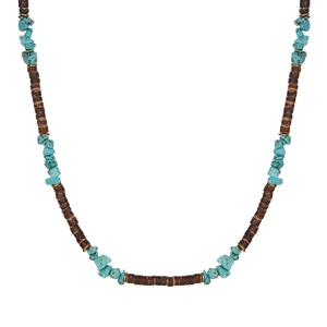 Detalle del collar bohemio hecho a mano con piedras turquesas y cuentas de coco
