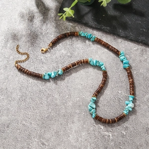 Detalle de collar bohemio con piedras turquesas, cuentas de coco y cierre de langosta