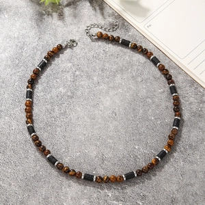 Detalle de collar de cuentas con ojo de tigre, piedra volcánica y cierre ajustable