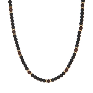 Vista macro del collar bohemio con piedra volcánica, ojo de tigre y cuentas doradas