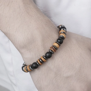 Boheems heren kralenarmband met zwarte matte stenen en kokosnoot houten schijven