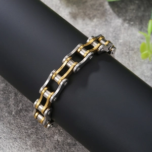 Dettaglio del bracciale a catena da moto in acciaio inox oro e argento su supporto
