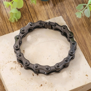 Vista macro del bracciale a catena da motociclista gunmetal su lastra di pietra