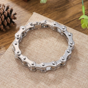 Dettaglio del bracciale a catena di bicicletta in acciaio inossidabile con design industriale