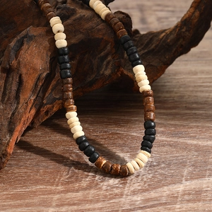 Detail der ethnischen Kokosholz-Perlenkette mit natürlichen creme-braunen Texturen