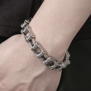 Dettaglio ravvicinato di un bracciale da uomo stile catena moto in acciaio inossidabile