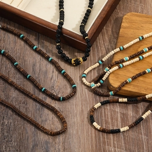 Boho-Choker mit Kokosnussschale, Holzperlen, Türkis-Akzenten und goldenem Kronenanhänger