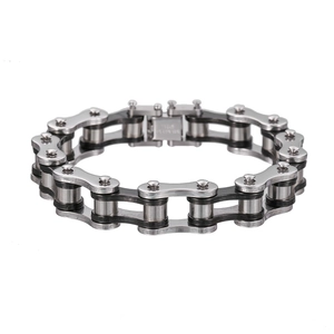 Dettaglio del bracciale a catena da motociclista in acciaio inox con maglie argento e nero