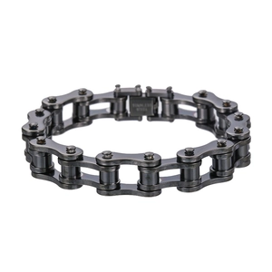 Dettaglio del bracciale a catena di moto in acciaio inossidabile nero con chiusura a scatto