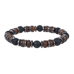 Detailopname van lavasteen en houten kralen armband met metalen tussenstukjes