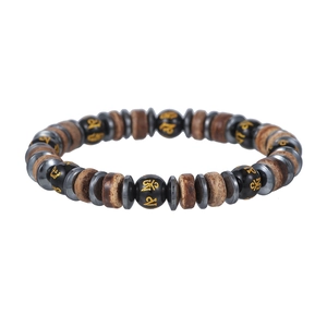 Vintage kralenarmband met vulkanische steen, houten kralen en mantra-bedels op wit