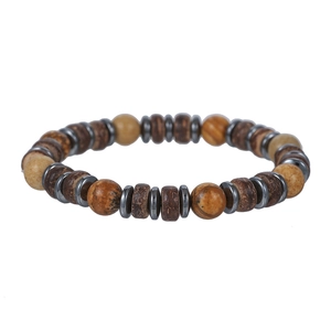 Macrodetail van vintage houten kralen en zwarte hematietstenen op een elastische armband
