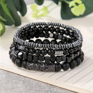 Set di bracciali da uomo con perle nere opache e cilindri metallici incisi stile vintage