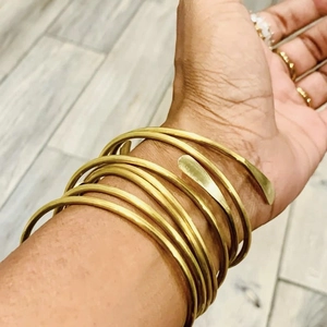 Chic multi-layer spiral gold metal cuff bracelet for women with adjustable open design