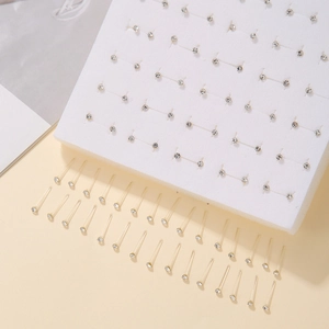 Detail van strass oorknopjes set met hypoallergene transparante plastic pinnen voor dames