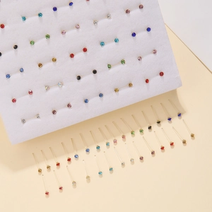 Detail van multicolor strass oorknopjes met hypoallergene heldere plastic staafjes