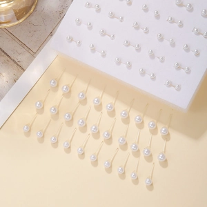 Detail van witte pareloorbellen set met allergievrije plastic pinnen in diverse maten