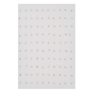 Detailopname van 60 paar kristallen oorknopjes op een witte displaykaart