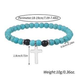 Detalle de pulsera de cuentas turquesas con cruz plateada y medidas del producto