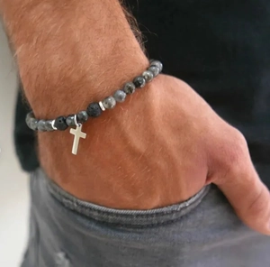 Detalle macro de la pulsera para hombre con cuentas de piedra natural y dije de cruz