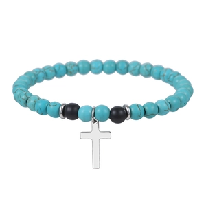 Pulsera bohemia de cuentas turquesas y negras con un colgante de cruz de plata pulida
