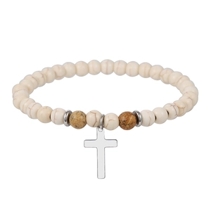 Detalle de cuentas de turquesa blanca y cruz de plata en pulsera elástica bohemia