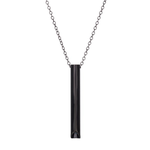 Colgante silbato de meditación de acero inoxidable negro pulido en una fina cadena de eslabones