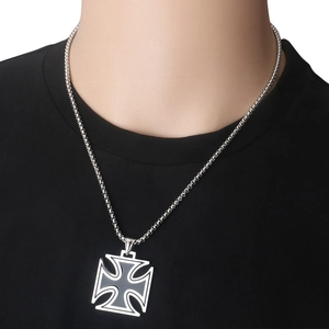 Collana retrò in acciaio inossidabile con pendente a croce nera indossata da uomo