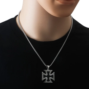 Dettaglio della collana con ciondolo a croce di ferro in acciaio inossidabile argento su un modello