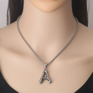 Collana in acciaio inossidabile con catena box e pendente lettera A con trama in bambù