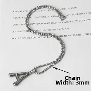Dettaglio catena da 3mm con ciondolo a lettera A d'argento con trama a bambù
