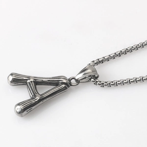 Collana con ciondolo lettera A in acciaio inossidabile texture bambù e catena a sfere