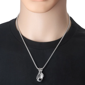 Collar con colgante de guante de boxeo de acero inoxidable pulido para hombre en camiseta