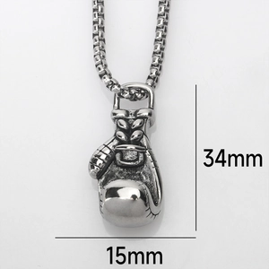 Detalle del colgante de guante de boxeo plateado con medidas de 34 mm alto y 15 mm ancho