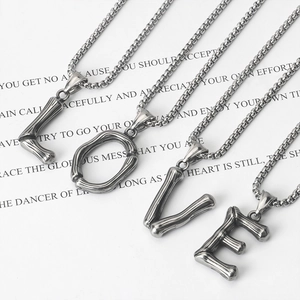Collana con Pendente a Lettera in Acciaio Inossidabile con Trama di Bambù Lettera Iniziale per Uomo Donna Gioielli Minimalisti