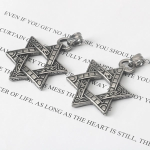 Anhänger aus Edelstahl mit Hexagramm-Motiv und keltischem Knoten-Muster in Altsilber