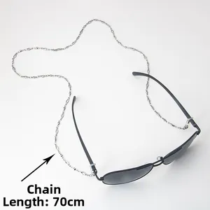 Détail de la chaîne de lunettes 70cm en acier inoxydable avec maillons géométriques et boucles
