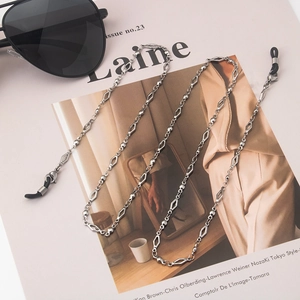 Vue détaillée de la chaîne à lunettes en acier argenté avec perles et maillons losange