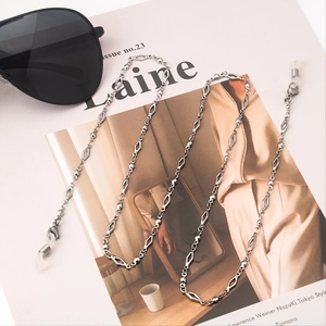 Détail de la chaîne de lunettes en acier inoxydable avec perles argentées et boucles