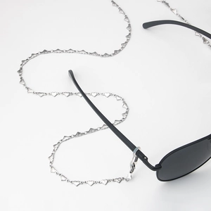 Chaîne à lunettes en acier argenté avec maillons cœurs gravés et boucles silicone