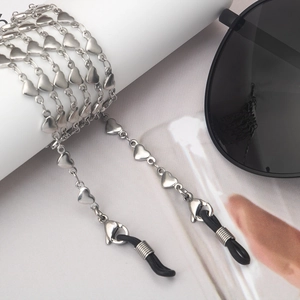 Poliertes Brillenband aus Edelstahl mit silbernen Herzgliedern für Sonnenbrillen und Brillen