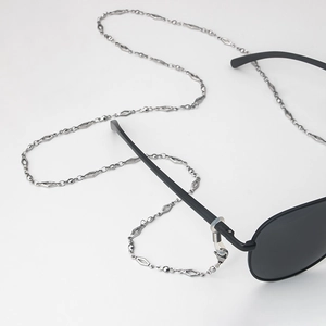 Chaîne de lunettes en acier inoxydable argenté avec maillons géométriques et boucles silicone