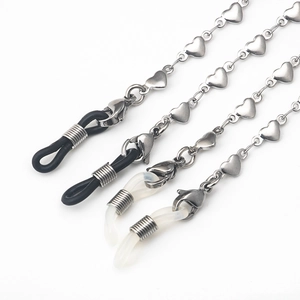 Poliertes Brillenband aus Edelstahl mit Herzgliedern und verstellbaren Gummischlaufen