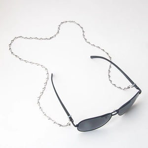 Silberne Brillenlkette aus Edelstahl mit hohlen Herzgliedern und Anti-Rutsch-Gummischlaufen