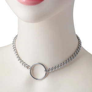 Dettaglio choker in acciaio inossidabile argento con maglie spesse e grande anello tondo