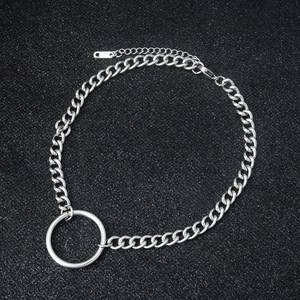 Collana minimalista in acciaio inossidabile con ciondolo circolare su sabbia nera