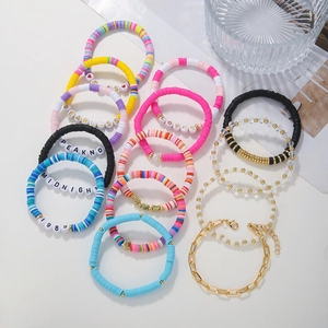 Set di bracciali bohémien in argilla polimerica colorata con dettagli oro e lettere