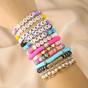 Set di braccialetti bohémien in argilla colorata e perline con lettere su raso