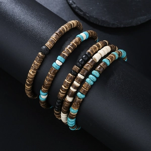 Detailweergave van etnische kralenarmbanden voor heren met hout en turquoise kralen
